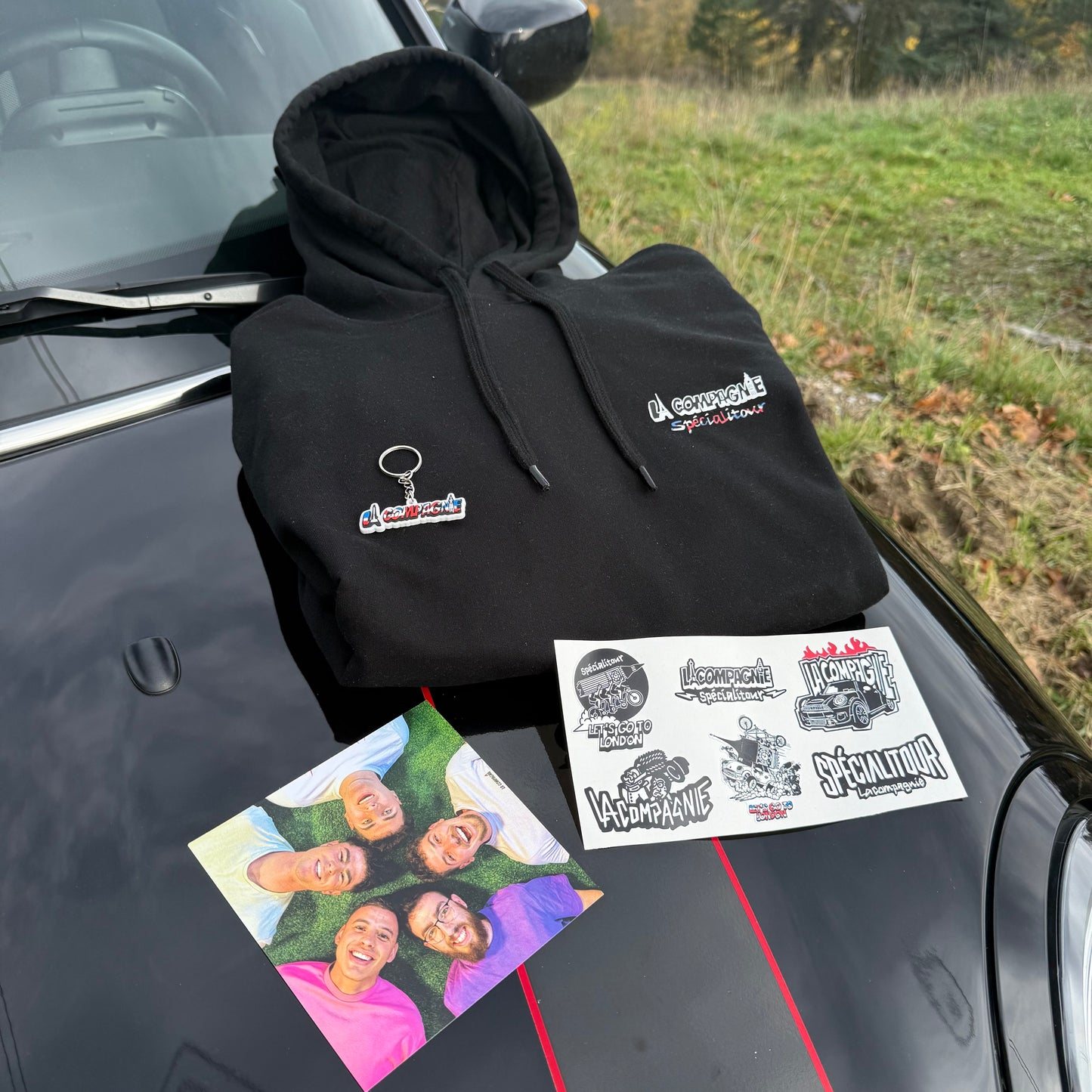 Pack 2 : 1 pull + 1 porte clé + 1 planche d’autocollants = 2 Participations