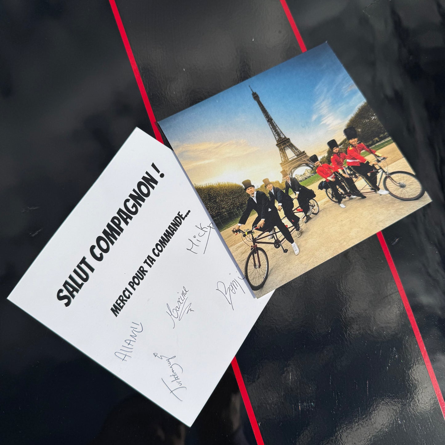 Pack 3 : 1 Pull + 1 porte clé + 1 T-shirt + 1 planche d’autocollants  + 1 dédicace = 4 participations