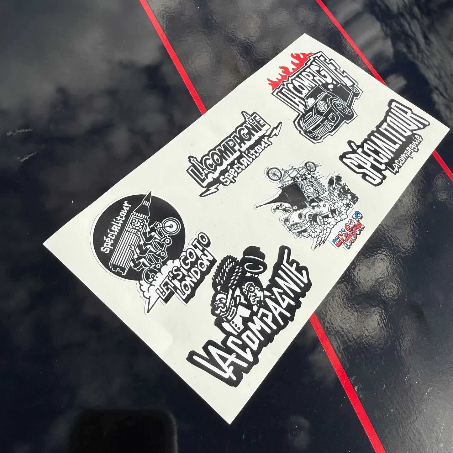 Pack 3 : 1 Pull + 1 porte clé + 1 T-shirt + 1 planche d’autocollants  + 1 dédicace = 4 participations